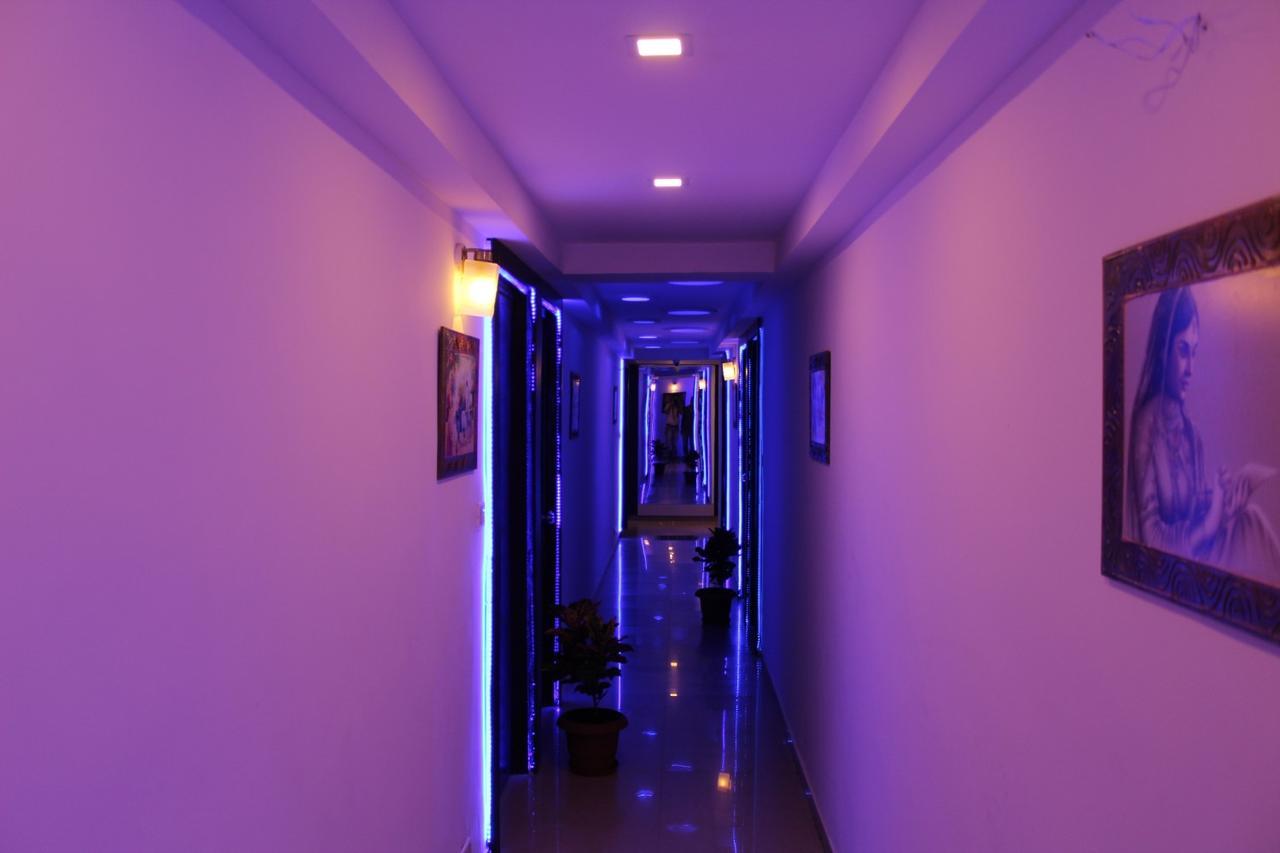 Hotel Kum Kum Adalaj エクステリア 写真