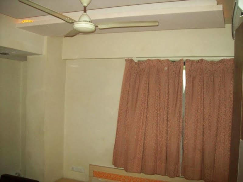 Hotel Kum Kum Adalaj エクステリア 写真
